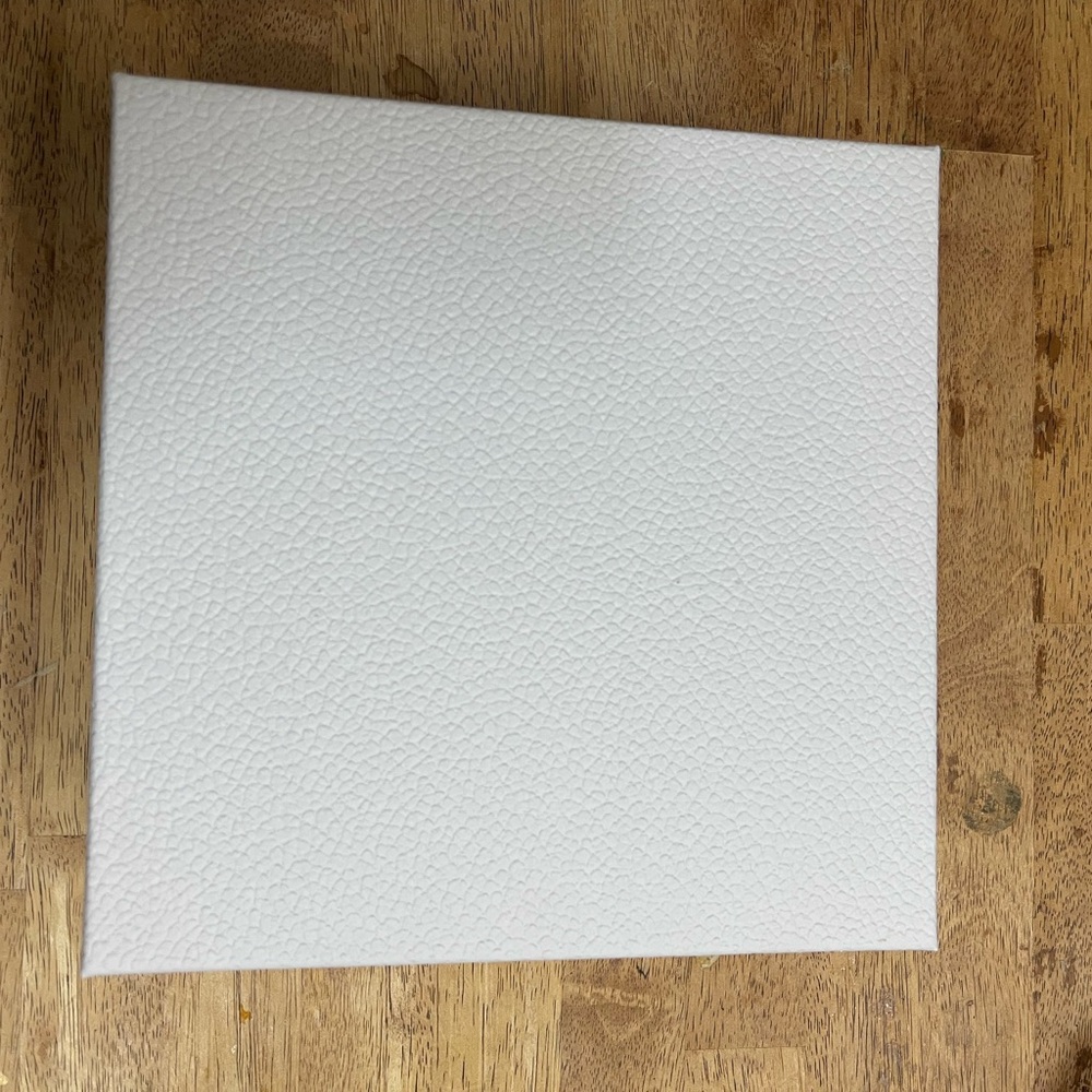 Dior Textured White Box with Gold Logo - Picture 4 of 4